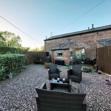 The Old Mill Barn With Hot Tub And Private Use Of Heated Pool Wirral Exterior foto