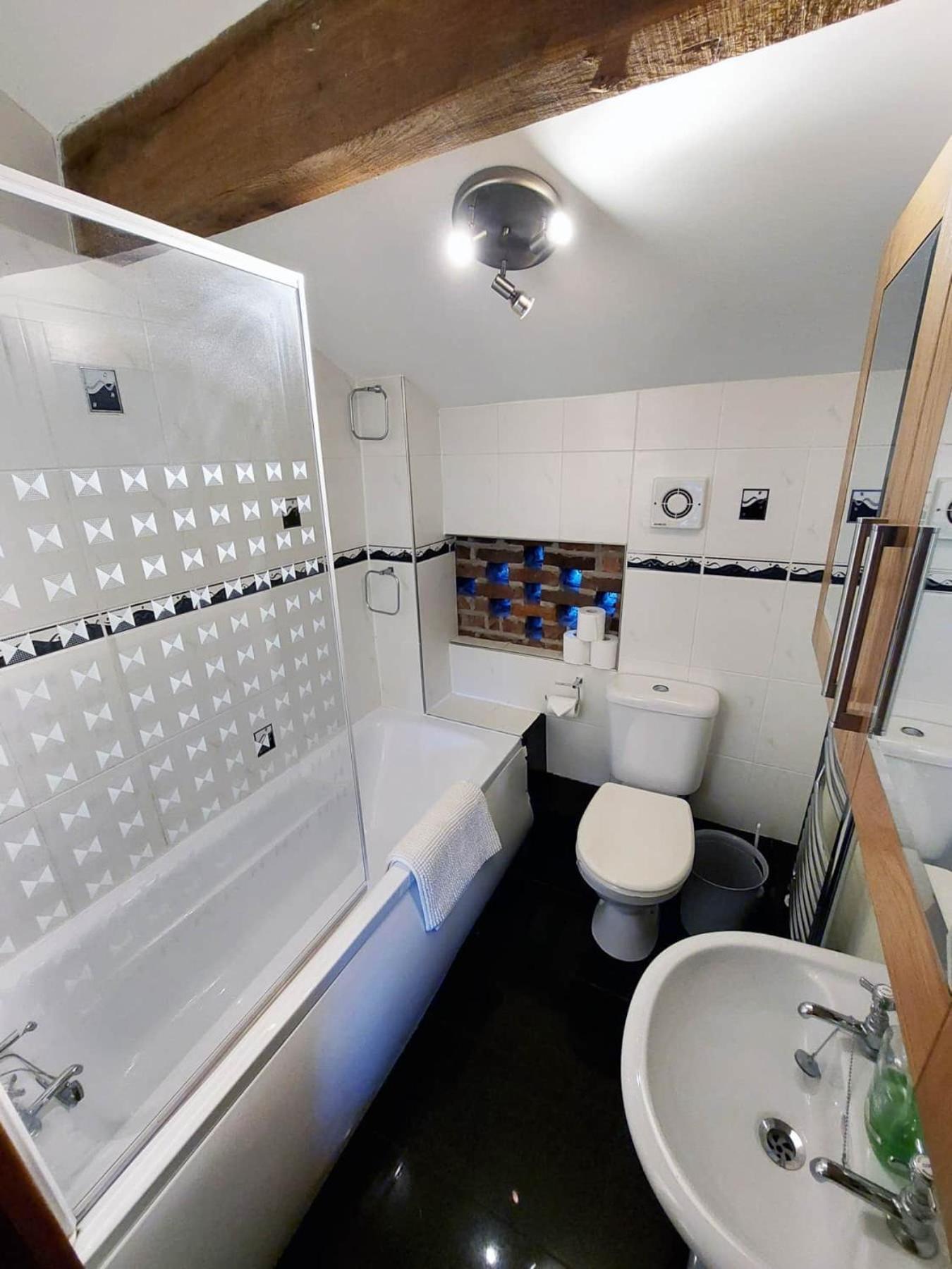 The Old Mill Barn With Hot Tub And Private Use Of Heated Pool Wirral Exterior foto