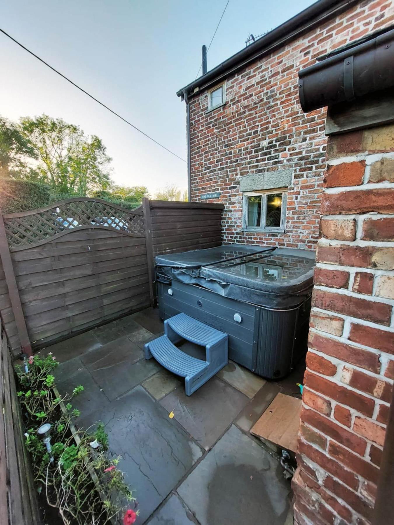The Old Mill Barn With Hot Tub And Private Use Of Heated Pool Wirral Exterior foto