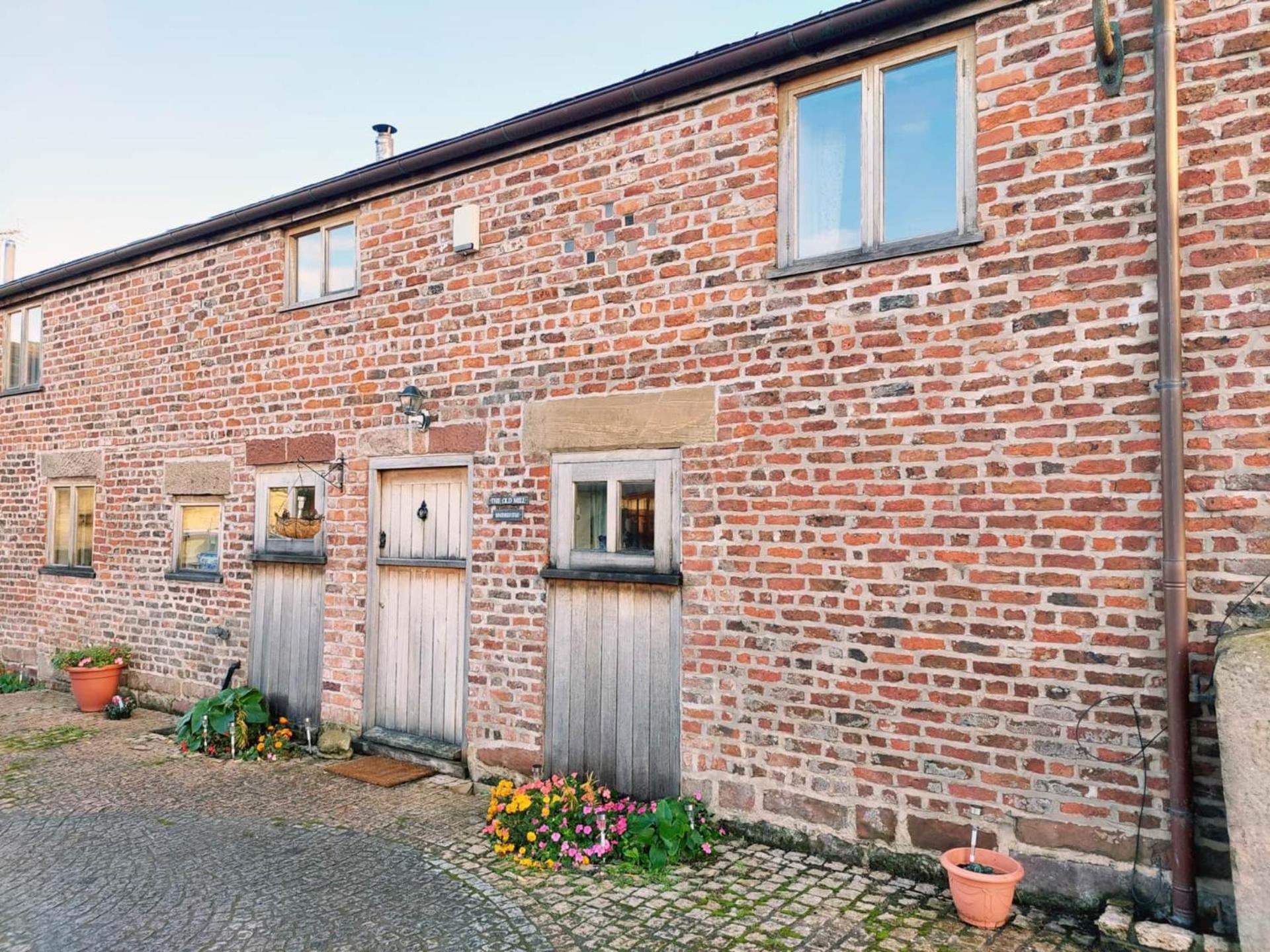 The Old Mill Barn With Hot Tub And Private Use Of Heated Pool Wirral Exterior foto